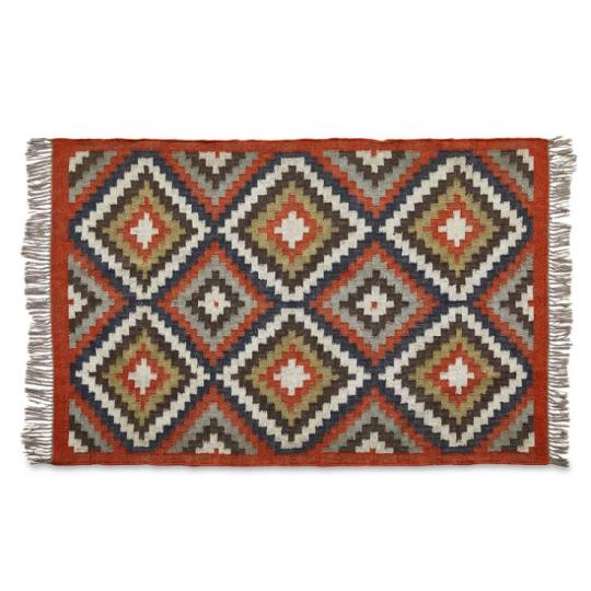 vzorovany juta koberec rombus modra zelena cervena siva strapcovy vintage textil domov chata obyvacia izba spalna.jpg